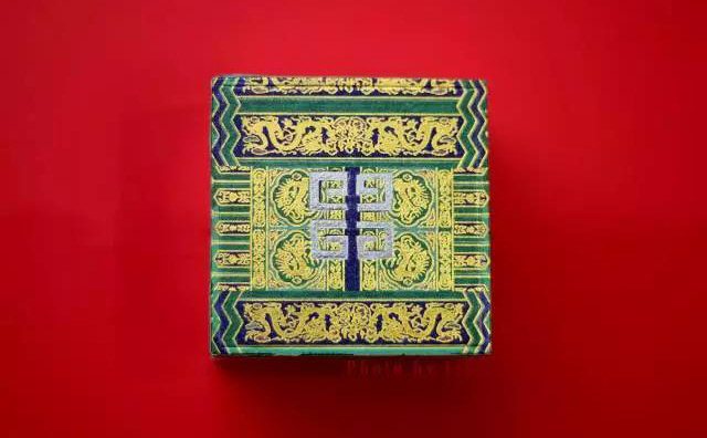 大牌口紅如何“中國風”，故宮教你手工貼膠帶定制彩妝？