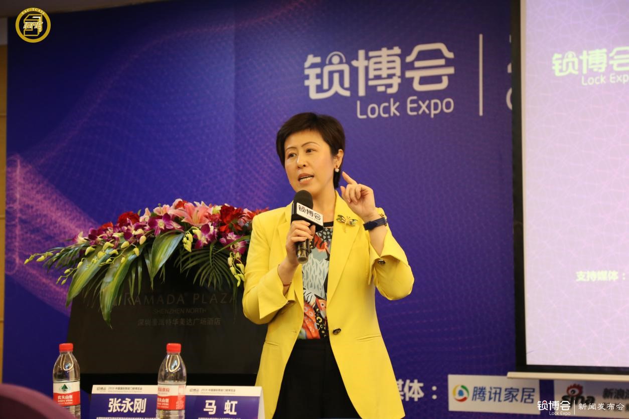  （住房和城鄉(xiāng)建設(shè)部IC卡應(yīng)用服務(wù)中心主任、全國智能建筑及居住區(qū)數(shù)字化標(biāo)準(zhǔn)化技術(shù)委員會 副主任委員馬虹現(xiàn)場回答媒體問題）