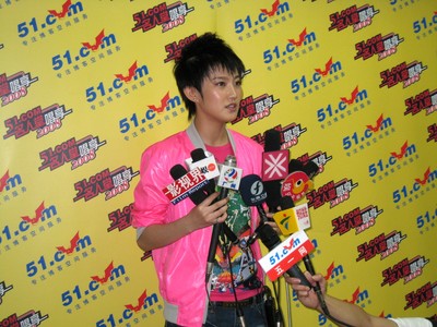 圖為劉力揚作為“51.com名人堂，唱享2008”廣州站的嘉賓，攜新專輯《我就是這樣》于2008年7月25日在廣州江南大戲院接受媒體采訪。