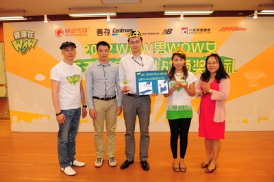 2012 “WOW男”得主楊嘉文和“WOW女”得主鄒旸與觸動傳媒執行主席馮暉中和活動贊助商合影