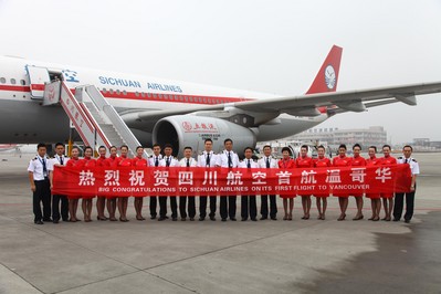 川航今日開通成都-沈陽-溫哥華航線，圖為首航機組合影，川航空姐身著新款紅色旗袍制服驚艷亮相，向加溫哥華展示“中國元素 四川味道”。
