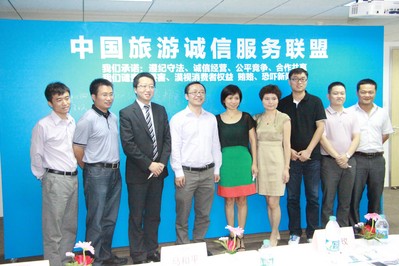 左起三為騰邦國際副總裁張鐸先生、左起五為去哪兒副總裁彭笑枚女士