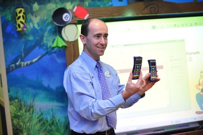 圖2：迪士尼英語(yǔ)區(qū)域英語(yǔ)培訓(xùn)師培訓(xùn)經(jīng)理劉安筑先生解析英語(yǔ)學(xué)習(xí)的核心技能并與聽眾有趣互動(dòng)