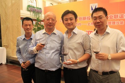 騰邦國際總裁喬海（右二）與深圳創新投資集團有限公司董事長靳海濤（左二）合影