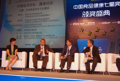 在上海舉辦的第二屆“中國食品健康七星獎”頒獎典禮上，沃爾瑪中國首席合規官駱啟德（左二）與獲獎企業嘉賓就食品安全話題進行了交流