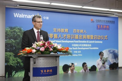 沃爾瑪全球公司事務執行副總裁戴思理先生（Leslie Dach）在捐贈儀式上對受助學生表示祝福