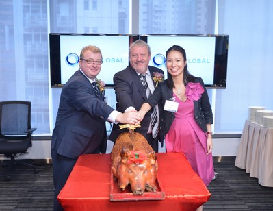 左起:全球銷(xiāo)售總監(jiān)Gerard Delaney、行政總裁Peter Sewell及亞太區(qū)資深副總裁韓祖恩主持切燒豬儀式。