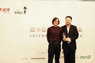 兩岸三地知名文化學者胡野秋為新聞漫畫達人顏慶雄頒獎，他認為這個時代需要平凡人來對生活目標進行修正。