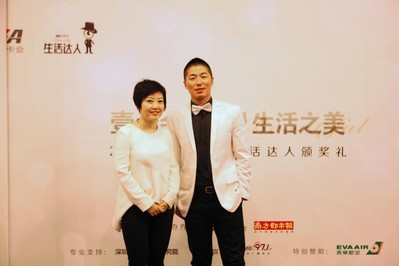 跨界文化人曉昱為健身達人李朝陽頒獎，她高度評價生活達人評選活動，認為它是一個重新認識城市的過程。