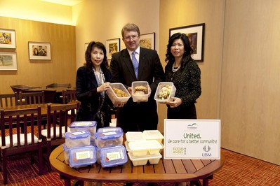 亞洲博聞與會展管理公司支持“惜食堂”(Food Angel) 的行動“對抗饑餓 . 捐出食物”，攜手參與“惜食堂”的食物回收計劃 (左起：“惜食堂”行政總監(jiān)陳妙瑜，中：亞洲博聞執(zhí)行副總裁麥高德，右：會展管理公司董事總經(jīng)理梅李玉霞)