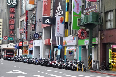 無論機車、轎車、自行車，無論多么狹窄的街道，都停得整齊劃一。