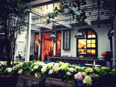 街邊分布著各種特質鮮明的書店、酒吧、手工店、設計品店，小小的店面經營得極度用心和精致。