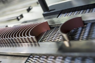 高分子涂層發(fā)動(dòng)機(jī)軸瓦 IROX(R) 可以在高效增壓直噴發(fā)動(dòng)機(jī)上承受較高的機(jī)械載荷，并解決啟停式發(fā)動(dòng)機(jī)頻繁重啟導(dǎo)致的潤(rùn)滑難題。