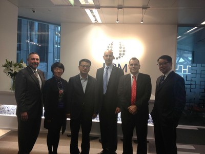 左起：集團中國首席代表蕭鴻飛先生、博聞中國總經(jīng)理馬穎女士、上海虹橋新展覽中心執(zhí)行副總裁文仲亮先生、博聞公司首席執(zhí)行官林偉德先生、亞洲博聞主席及行政總裁愛新克先生及上海博華總經(jīng)理章學(xué)強先生