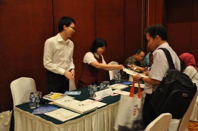 國航展臺，國航工作人員給旅行社推介國航產品