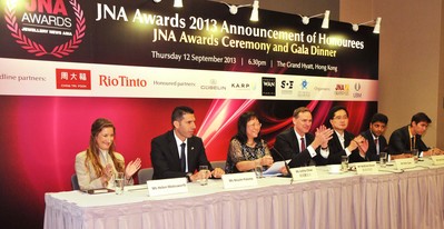 （左起）Gubelin集團Helen Molesworth；以色列鑽石行業協會市場總監Nissim Palomo；《亞洲珠寶》英文版JNA創刊人暨亞洲博聞珠寶業務拓展總監周美麗；亞洲博聞高級副總裁狄沃夫；周大福珠寶集團有限公司執行董事孫志強；KARP Jewellery董事Smit Virani及羅伯特溫集團Richard Wan。