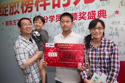 學員獲SSAT2283分，與家長簽名版前留念