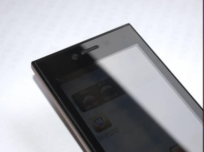 翻蓋內(nèi)部的120萬(wàn)像素?cái)z像頭，成像效果出色，自拍時(shí)更加方便。