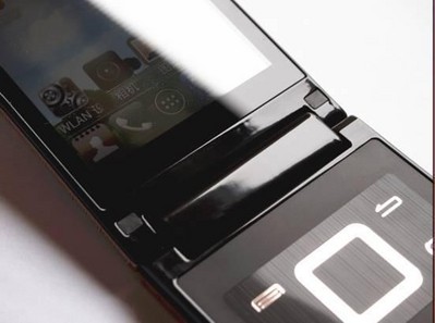 機身轉軸角度為170度，在通話時能很好的貼住面部。