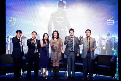 酩悅軒尼詩帝亞吉歐市場董事 MarkEdwards、尊尼獲加品牌總監(jiān)符秀婷女士、李小龍之女Shannon Lee（李香凝）、資深媒體人陳朝華、經(jīng)濟學(xué)家郭士英以及戰(zhàn)略學(xué)教授滕斌圣合影