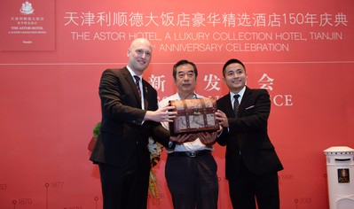 天津利順德大飯店豪華精選酒店總經理麥勝南先生、業主代表王新建，與上海衡山路十二號豪華精選酒店代表攜手啟動“流動博物館”中國巡展