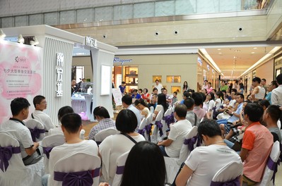 七夕，數(shù)百名單身男女齊聚“克拉女人”現(xiàn)場，讓珍愛相擁