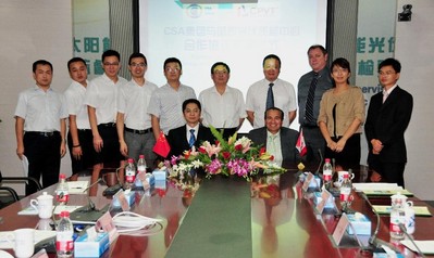 CSA 集團與國家太陽能光伏產品質量監督檢驗中心簽署光伏領域合作協議。前排左至右：國家光伏質檢中心主任吳建國先生（圖左）CSA 集團總裁兼首席執行官 Ash Sahi 先生 （圖右）；后排：CSA 集團與國家太陽能光伏產品質量監督檢驗中心工作人員