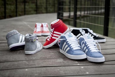 adidas Neo label 秋冬品牌大片中經(jīng)典絨面革為設(shè)計主軸的藍,紅BB NEO高幫鞋，呈現(xiàn)亮眼的運動休閑風(fēng)格