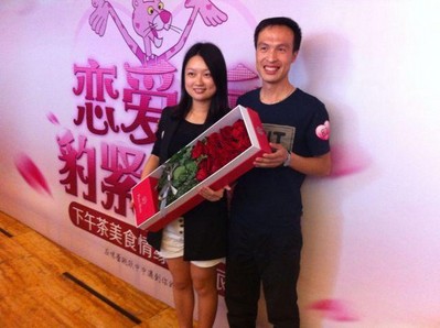 愛情如戀人手中的鮮花，在浪漫的季節(jié)綻放