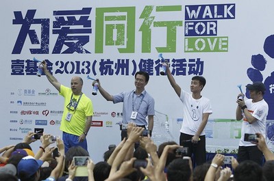 可口可樂大中華及韓國區(qū)董事長魯大衛(wèi)（左一）、壹基金創(chuàng)始人李連杰（右一）、明星志愿者文章及相關(guān)領(lǐng)導為“為愛同行”隊伍鳴響出發(fā)槍聲