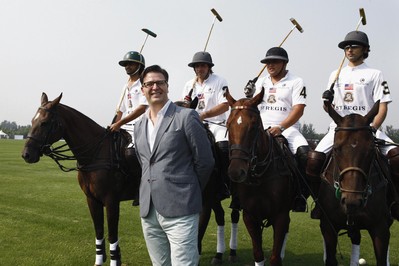 瑞吉酒店及度假村、豪華精選酒店及度假村和W酒店全球品牌領(lǐng)導(dǎo)人羅健（Paul James）先生與瑞吉品牌贊助球隊(duì)美國(guó)隊(duì)球手合影