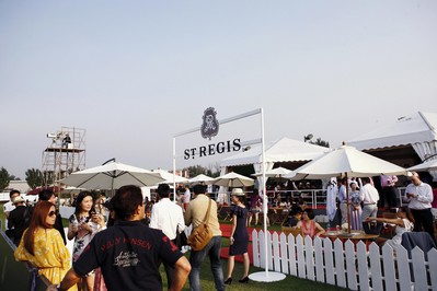 來自國內外的貴賓、合作伙伴及媒體受邀在瑞吉酒店及度假村在比賽場地設立的專屬馬球帳篷欣賞精彩賽事，并體驗享負盛名的品牌特色款待：下午茶和瑞吉血腥瑪麗。