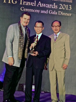 新加坡文華大酒店經(jīng)理 Danny Wong 先生接受「新加坡最佳城市旅館 (Best City Hotel - Singapore)」獎(jiǎng)。