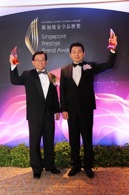 OUE Hospitality REIT Management 的執行長 Chong Kee Hiong 先生代表君華酒店集團在頒獎典禮上接受獎項。