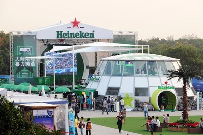 賽場邊的喜力啤酒花園吸引了眾多球迷參與互動游戲，駐足小憩觀看現(xiàn)場樂隊(duì)演出。