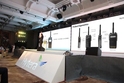 海能達(dá)高級副總裁發(fā)布國內(nèi)首款超薄數(shù)字集群商用對講機(jī)