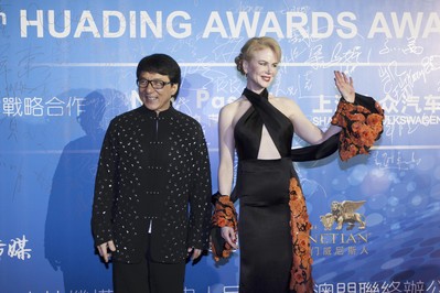 成龍（左）及妮歌.潔曼（右）與及其他約80位國際巨星出席10月7日首度在澳門威尼斯人舉行的「華鼎獎」頒獎典禮。此頒獎典禮是金沙中國有限公司實踐其娛樂發展策略的最新力證，透過舉辦星光熠熠的世界級盛事，提升澳門作為頂級娛樂勝地在全球的知名度。