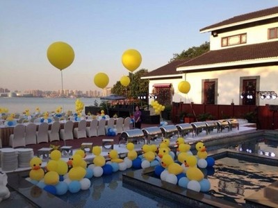 秋日傍晚，氣球做成的小黃鴨憨態可掬，栩栩如生