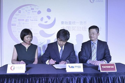 多樣屋加入中國獎勵統(tǒng)一積分計劃簽約儀式（左1：中國獎勵首席執(zhí)行官吳限女士、左2：銀聯(lián)商務總裁李曉峰先生、右1：多樣屋副總裁王三朋先生）