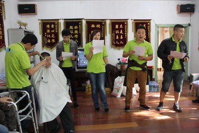 關愛委員會成員在老人理發期間表演節目