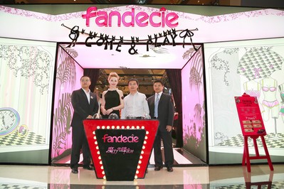 瑞麗當(dāng)家名模 AYUKI與京基百納商業(yè)有限公司深圳KKMAL店總經(jīng)理張志斐，安莉芳深圳事業(yè)部總監(jiān)戴峻松，安莉芳深圳辦事處經(jīng)理周帥、共同為芬狄詩POP UP STORE藝術(shù)概念店開幕