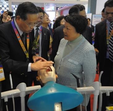 上海交通大學附屬第九人民醫(yī)院院長張志愿教授陪同中國科學技術(shù)協(xié)會領(lǐng)導鄧楠視察展會工作