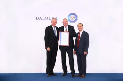 在負責戴姆勒大中華區業務的董事會成員唐仕凱先生(左)的見證下，TUV 南德意志大中華集團高級副總裁朱文才先生(右)為戴姆勒卡客車（中國）有限公司總裁兼首席執行官羅伯特先生(中)頒發證書