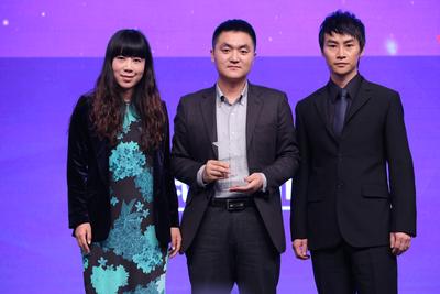 徐詩、陳虎為獲獎人程維頒獎（由聯合創始人吳睿代領）