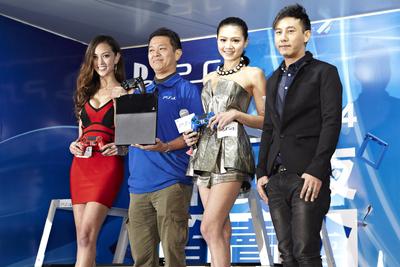 (左起) 藝人Jessica C., SCEJA副總裁織田博之、藝人周秀娜及人氣魔術(shù)師甄澤權(quán)一同出席PS4香港午夜首賣活動(dòng)