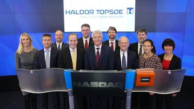 托普索公司管理層和家族人員參加了敲鐘儀式