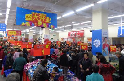 眾多市民在剛剛開業的沃爾瑪廣西來賓桂中大道店<br />搶購各種實惠商品