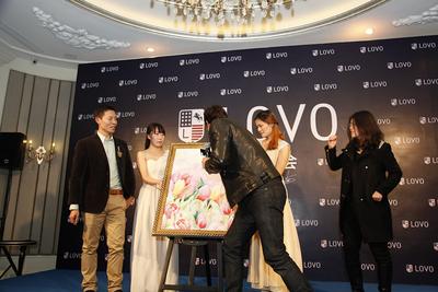 IAN與羅萊家紡副總裁揭幕LOVO2014年春夏新款手繪稿，并在畫稿上留下親筆簽名